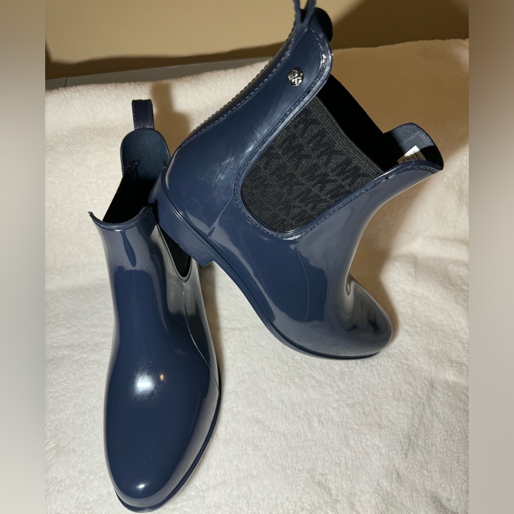 New Michael Kors Charm Gore Blue Ankle Rubber Leather Logo Stretch Sides Boots 8